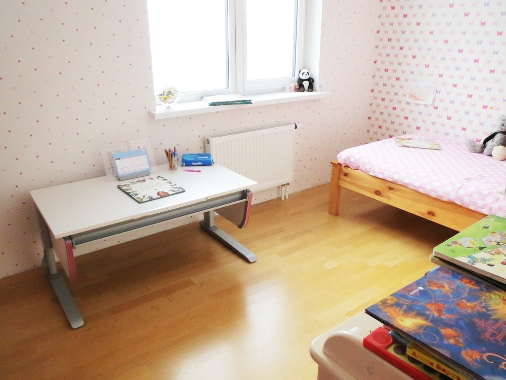  Письменный стол moll Joker в интерьере детской комнаты