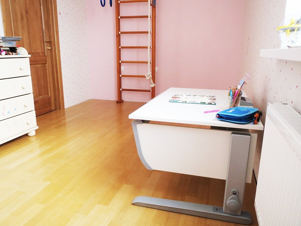  Растущая парта moll Joker в интерьере детской комнаты