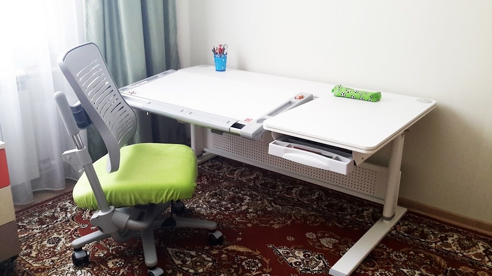 В интерьере детской растущая парта COMF-PRO M9i и стул Angel Chair