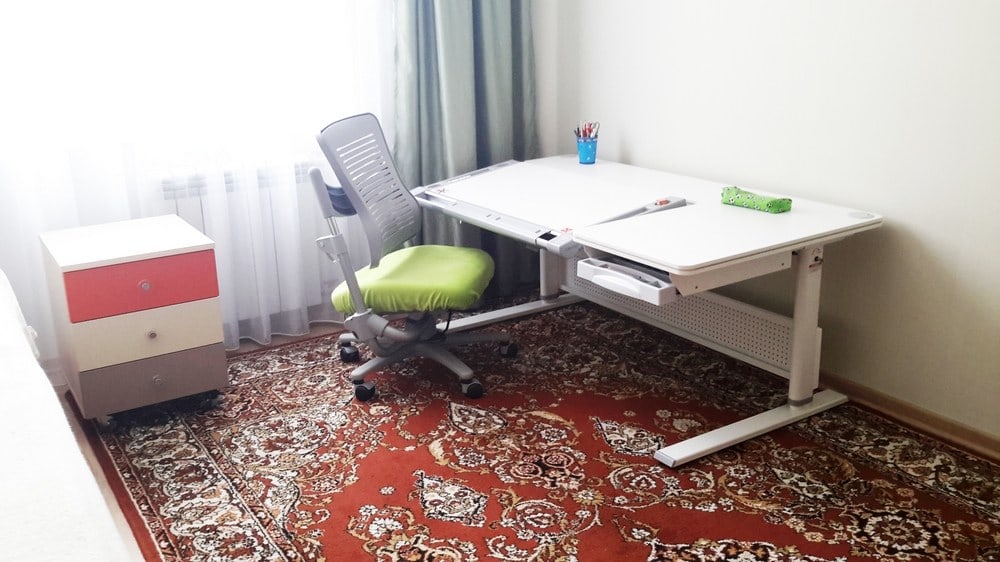  В интерьере детской растущая парта COMF-PRO M9i и стул Angel Chair