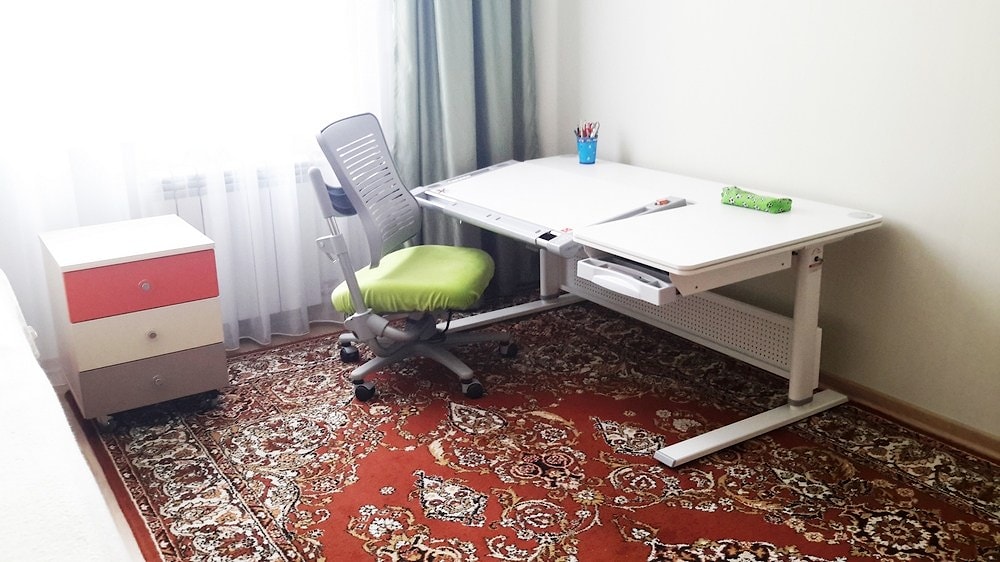 В интерьере детской растущая парта COMF-PRO M9i и стул Angel Chair