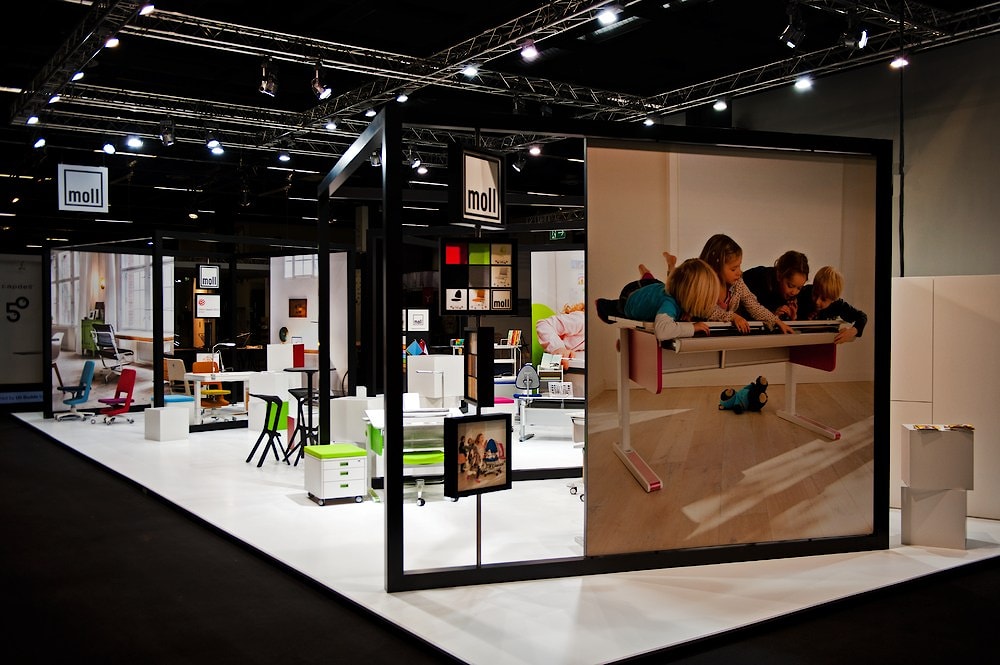 Немецкая эргономичная мебель moll на выставке мебели