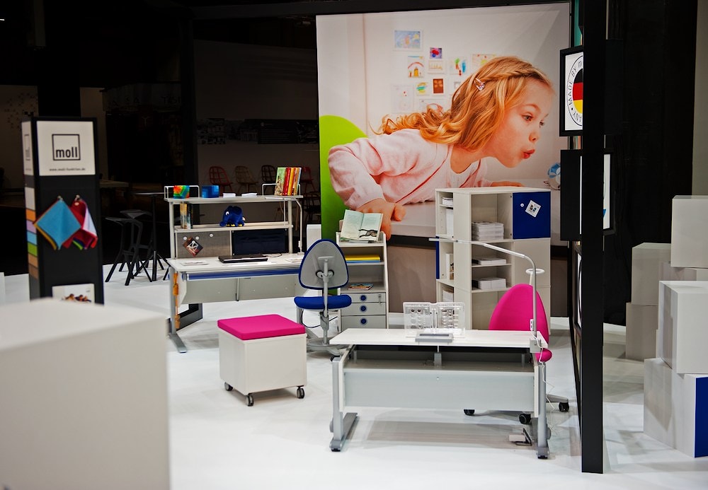 Немецкая эргономичная мебель moll на выставке мебели