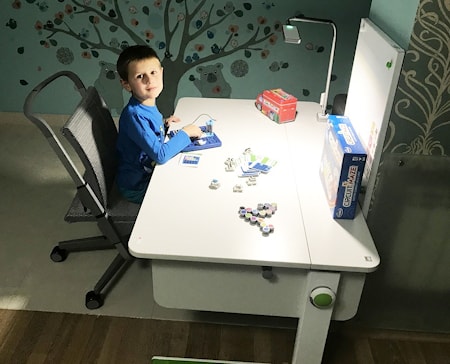Парта moll Сhampion, стул moll Scooter, лампа moll Flexlight в интерьере