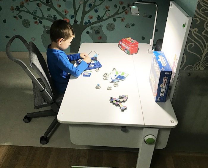 Парта moll Сhampion, стул moll Scooter, лампа moll Flexlight в интерьере