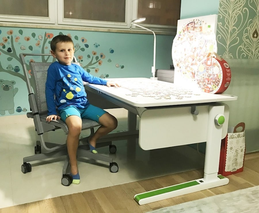 Парта moll Сhampion, стул moll Scooter, лампа moll Flexlight в интерьере