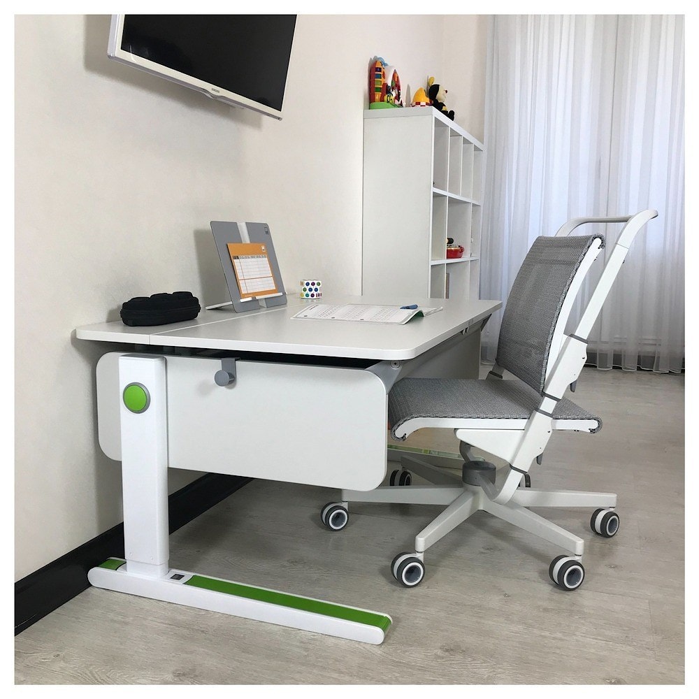  Парта moll Champion и кресло moll unique S6 в интерьере детской комнаты