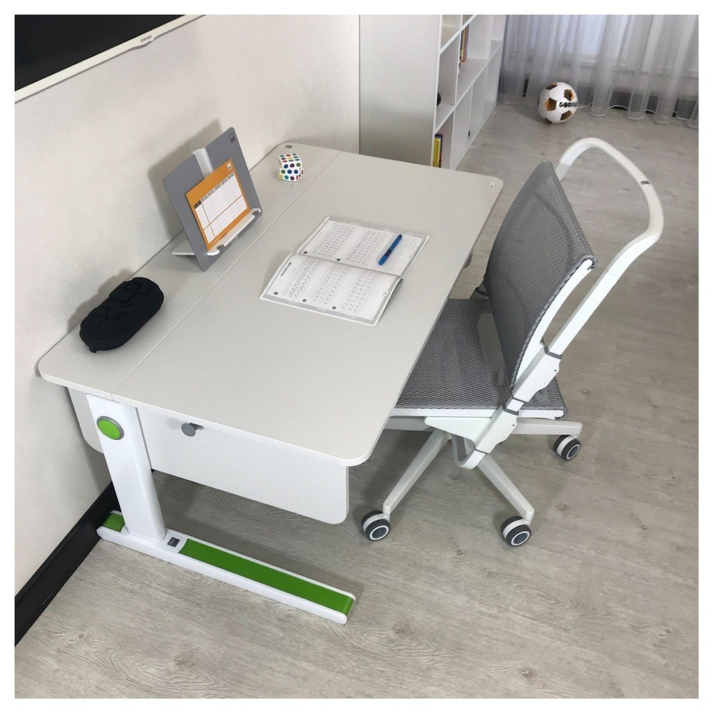 Парта moll Champion и кресло moll unique S6 в интерьере детской комнаты