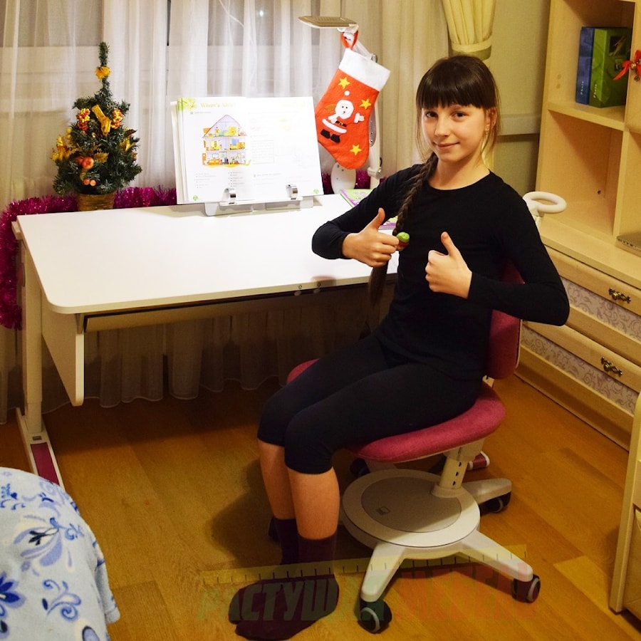 Стол-парта moll Champion и стул moll Maximo в интерьере детской комнаты