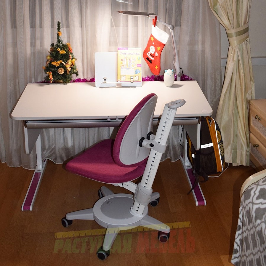  Стол-парта moll Champion и стул moll Maximo в интерьере детской комнаты
