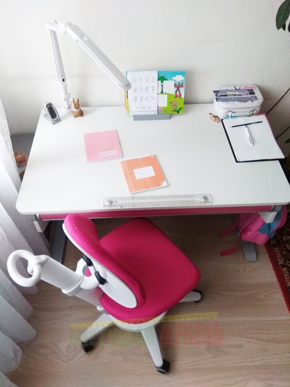  Растущая парта moll Winner и стул moll Maximo в интерьере детской