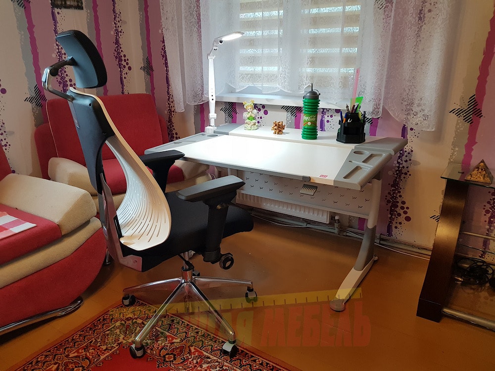 Стол-парта COMF-PRO M10 и кресло COMF-PRO TRULY в интерьере