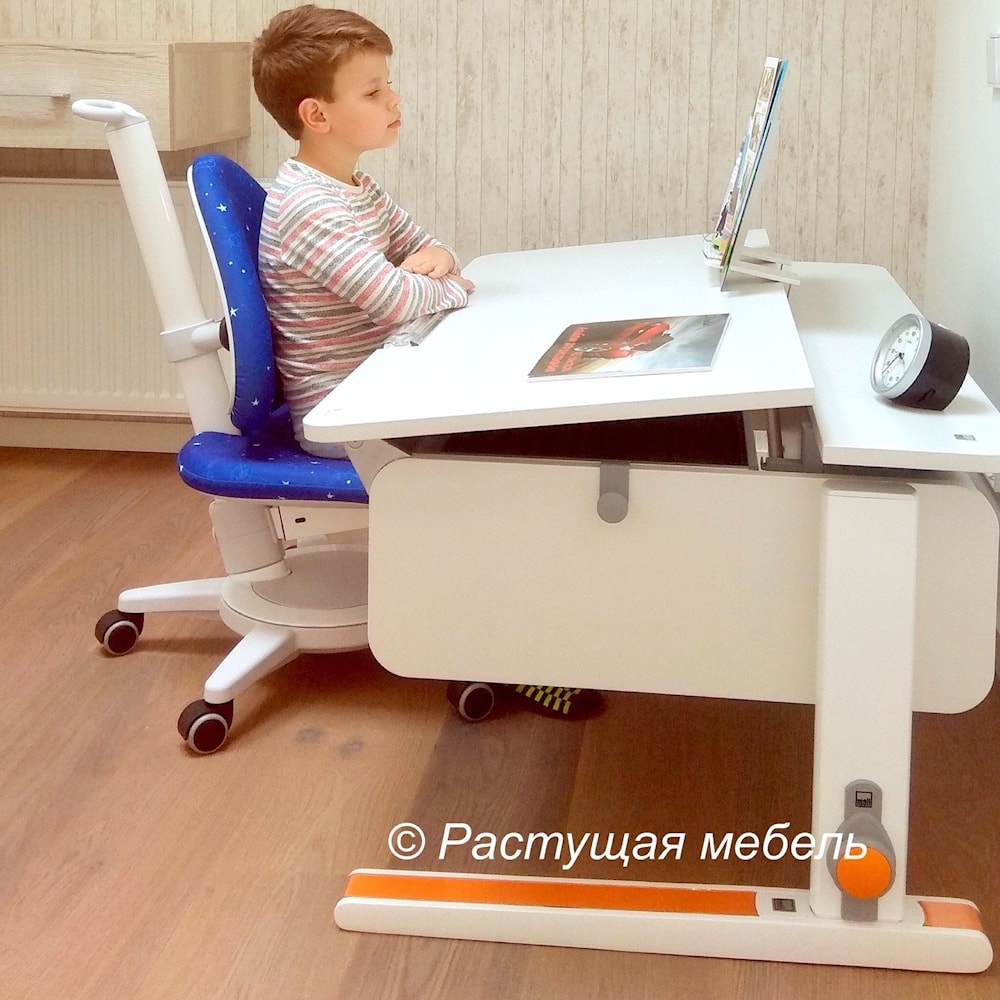 Растущие парта moll Champion и стул moll Maximo в интерьере