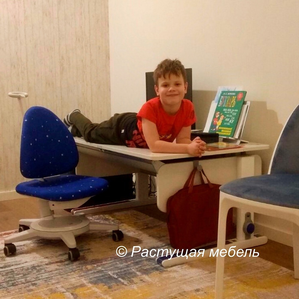 Растущие парта moll Champion и стул moll Maximo в интерьере