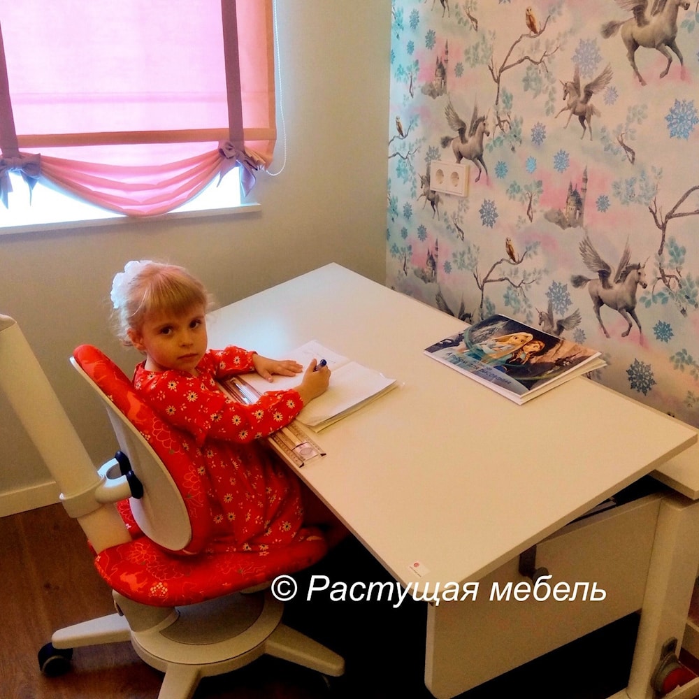 Растущие парта moll Champion и стул moll Maximo в интерьере