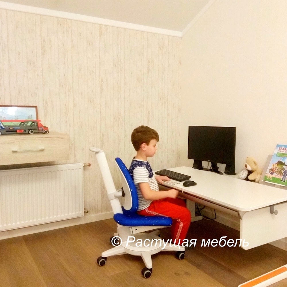 Растущие парта moll Champion и стул moll Maximo в интерьере