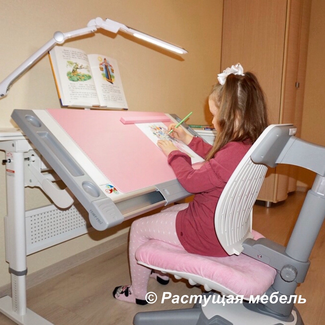  Растущая парта Comf-Pro M9i стул COMF-PRO UltraBack настольное покрытие СOMPRO Desk Mat, светодиодная лампа RIFFORMA TL11S