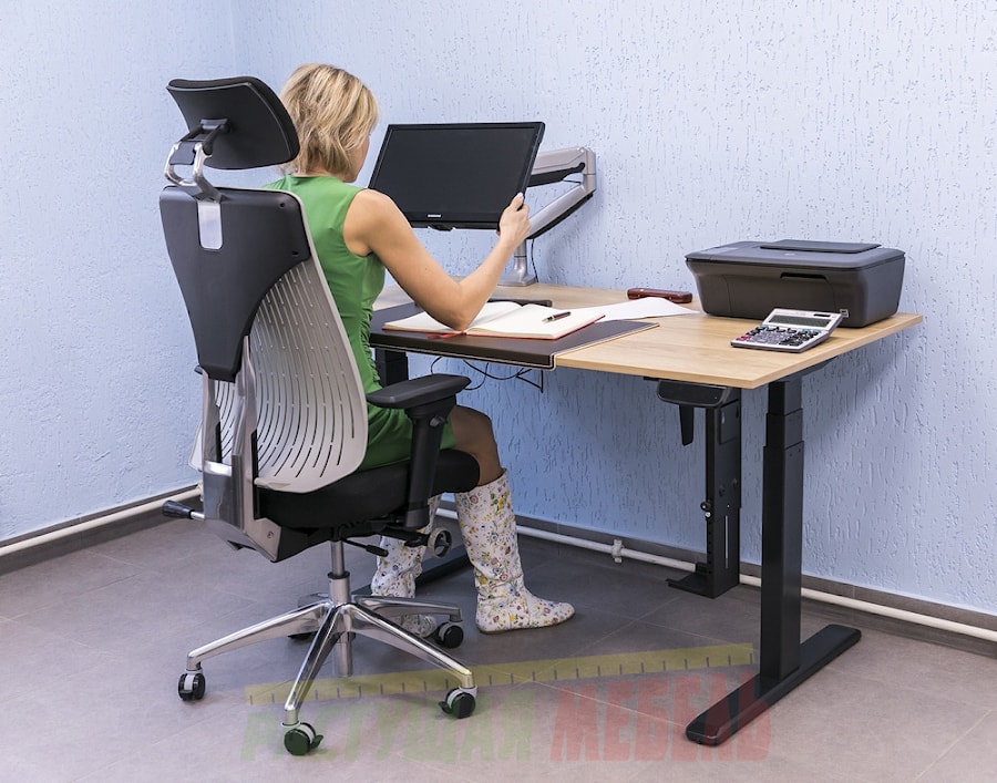 Эргономичный стул-кресло COMF-PRO TRULY со столом Unique Ergo Desk с электрической регулировкой высоты