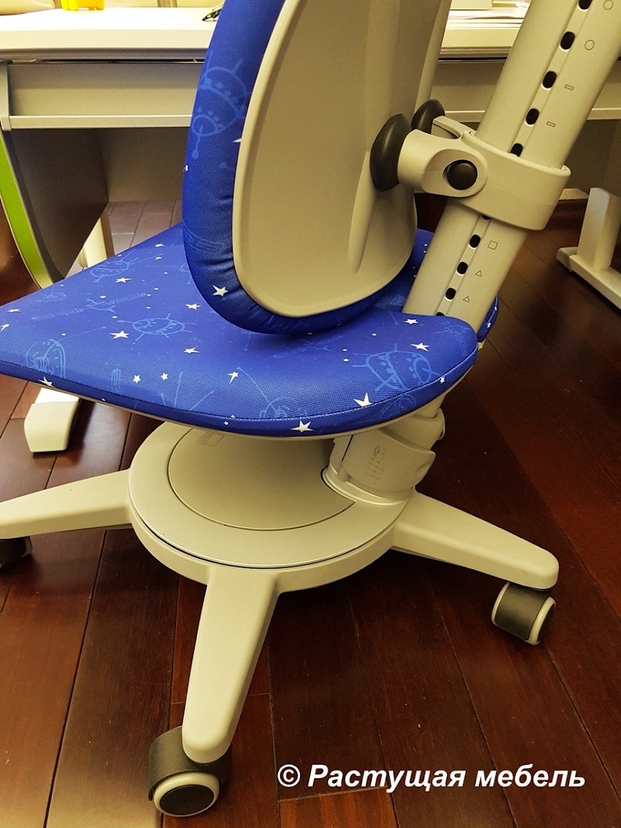 Растущий стул moll Maximo на светлой раме в расцветке Galaxy