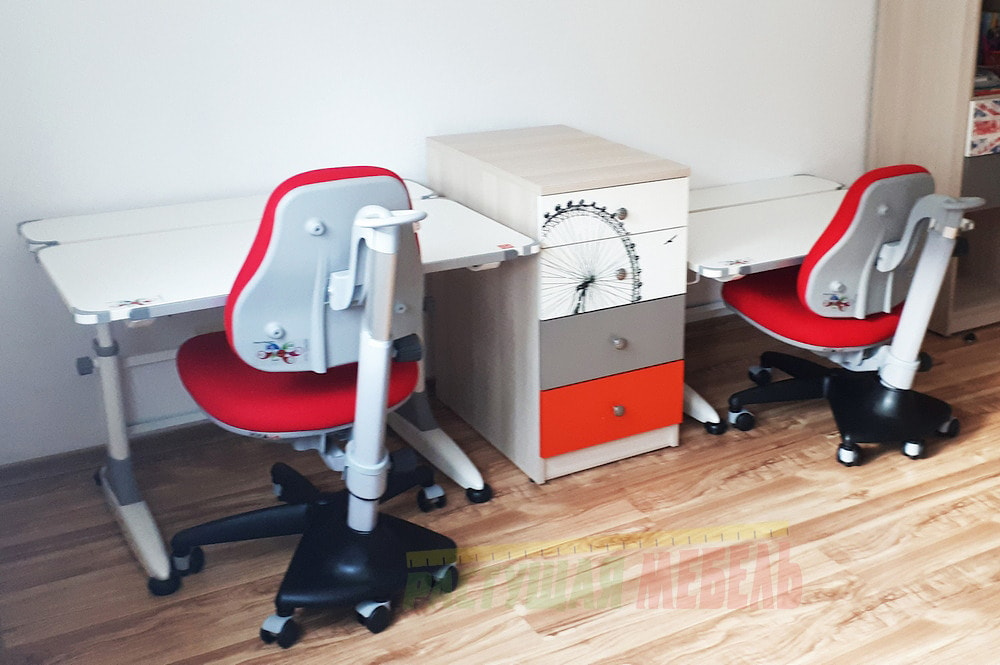 Растущая парта Fan Desk UR7 Comf-pro Start и регулируемый стул COMPRO Match в интерьере