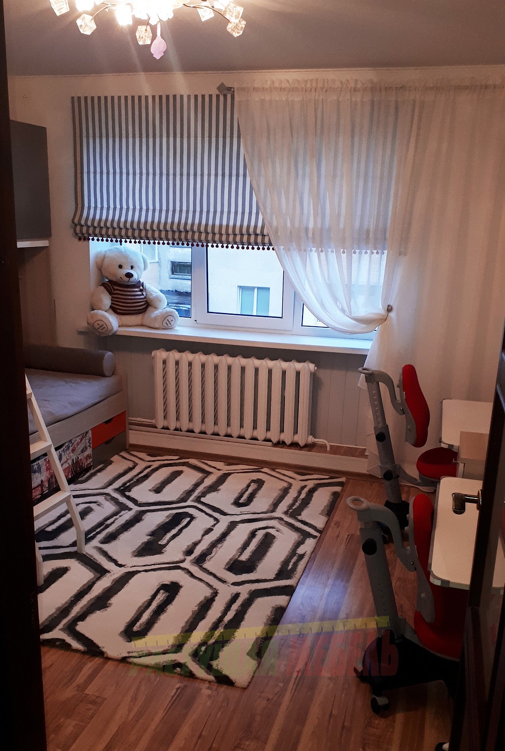 Растущая парта Fan Desk UR7 Comf-pro Start и регулируемый стул COMPRO Match в интерьере