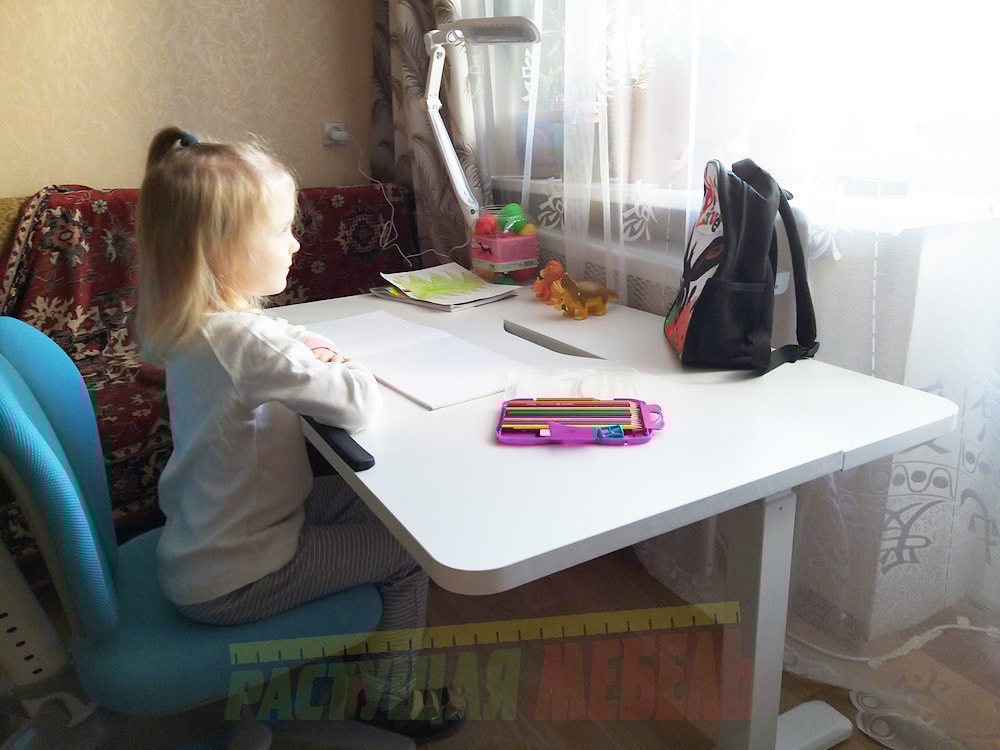 Растущая парта Smart E301, регулируемый стул Smart DUO MC204, светодиодная лампа RIFFORMA TL11S