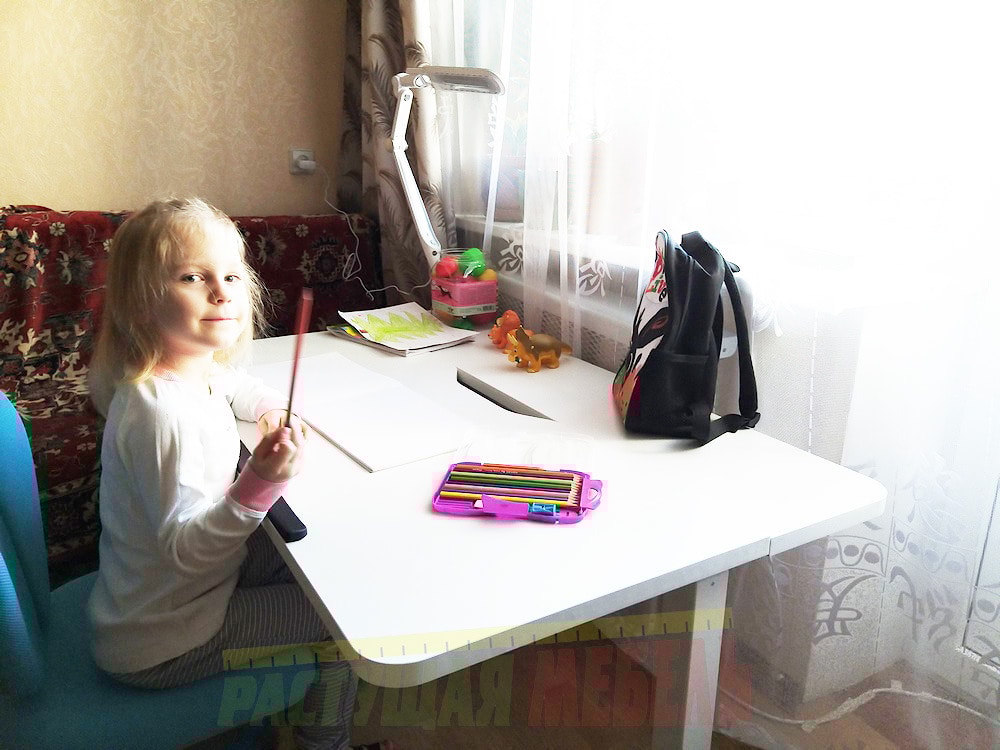 Растущая парта Smart E301, регулируемый стул Smart DUO MC204, светодиодная лампа RIFFORMA TL11S