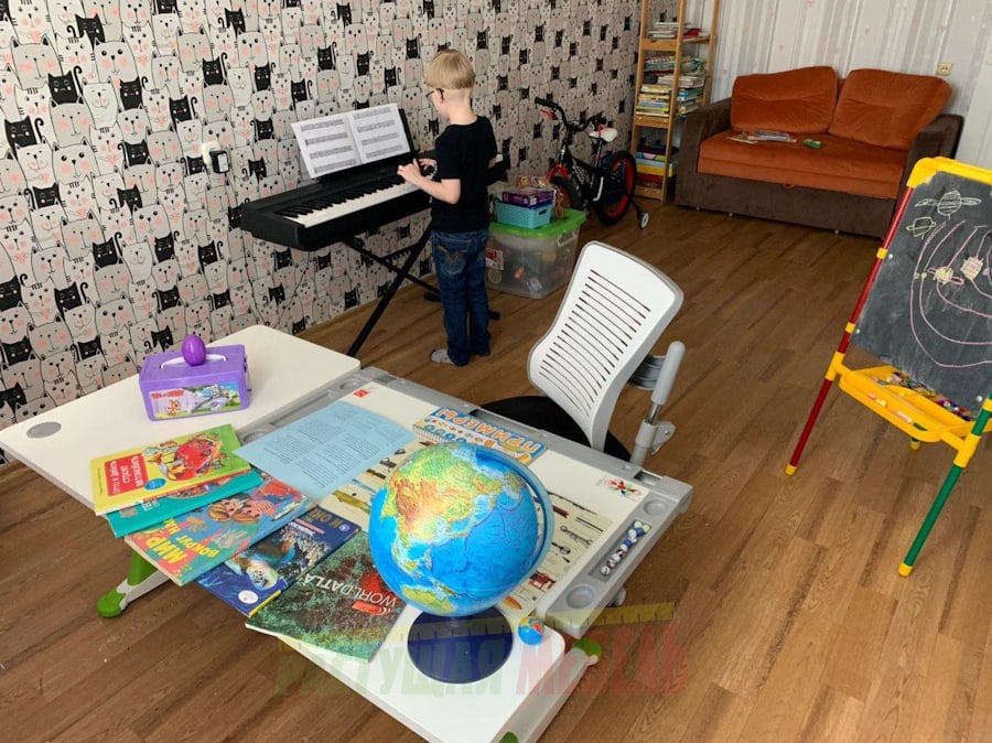 Растущая парта COMF-PRO King Desk и эргономичный стул COMF-PRO Аngel
