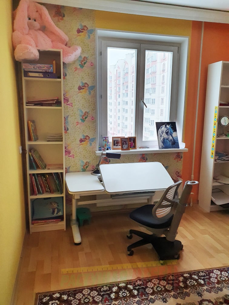 Растущая парта Smart E502 и эргономичный стул COMF-PRO Conan