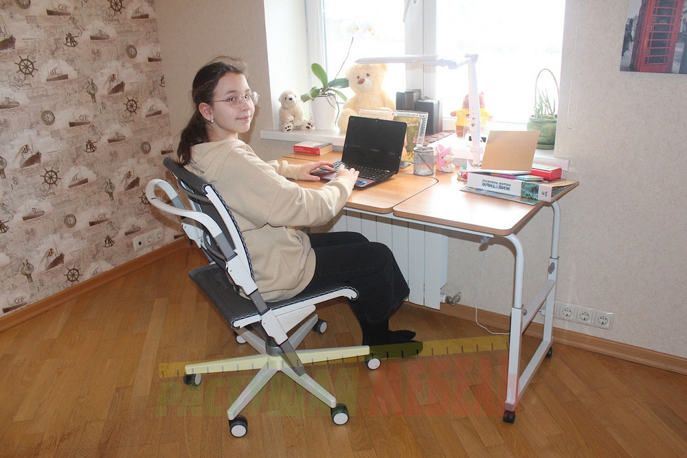 Регулируемый прикроватный стол Overbed Desk, используемый, как парта