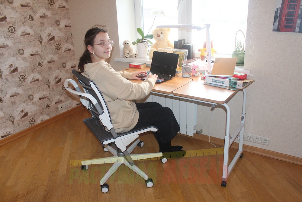 Регулируемый прикроватный стол Overbed Desk, используемый, как парта