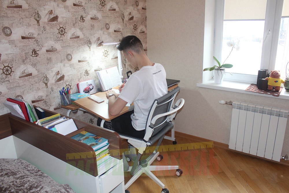 Регулируемый прикроватный стол Overbed Desk, используемый, как парта