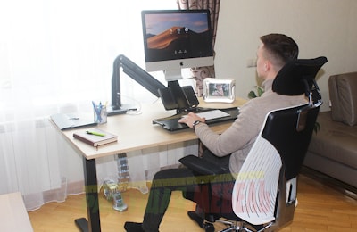 Настольный кронштейн для монитора Workstation Black с подставкой для клавиатуры