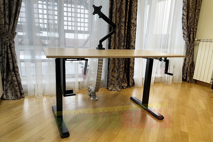Регулируемое рабочее место. В составе комплекта: 1. Рама к столу Manual Desk 2. Столешница 3. Кронштейн поворотный Spring для крепления монитора. 4. Держатель системного блока Easy. 5. Органайзер проводов Ergo Cabel