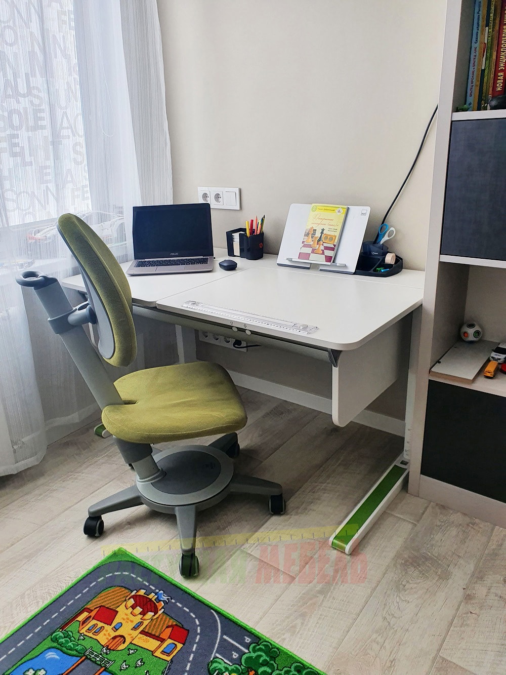 Растущая парта moll Champion и регулируемый стул moll Maximo