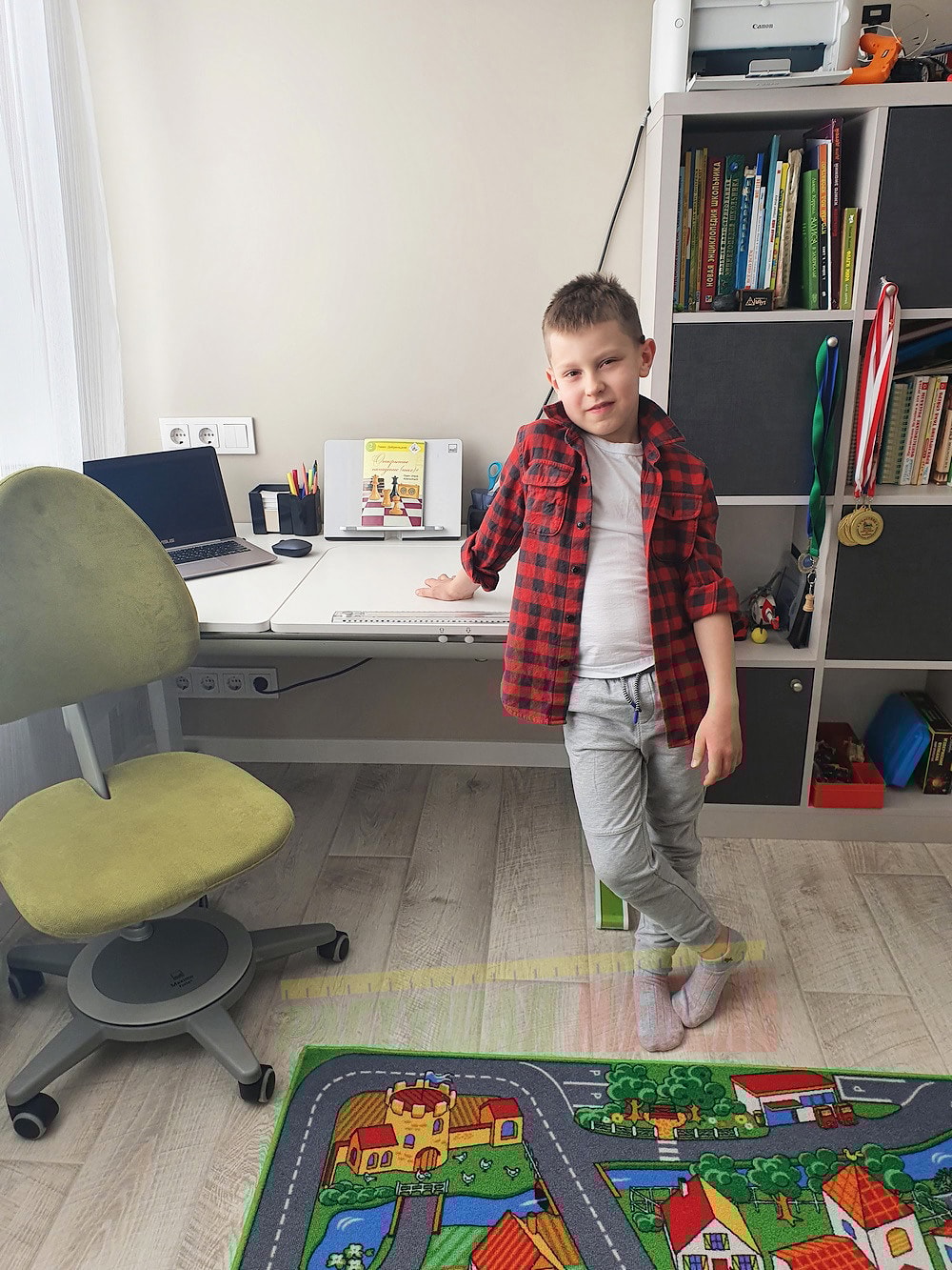 Растущая парта moll Champion и регулируемый стул moll Maximo