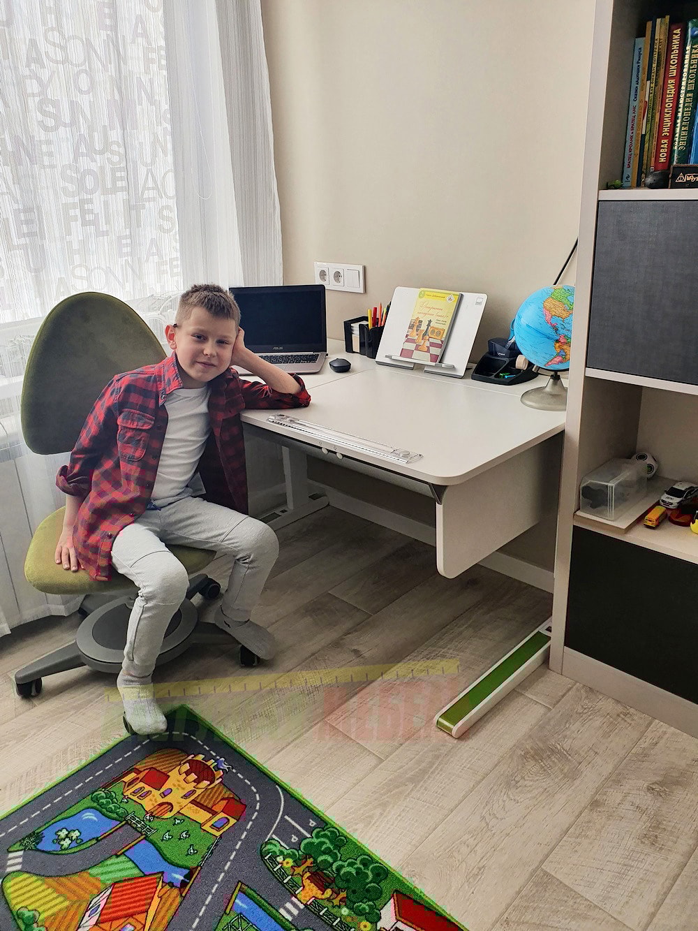 Растущая парта moll Champion и регулируемый стул moll Maximo