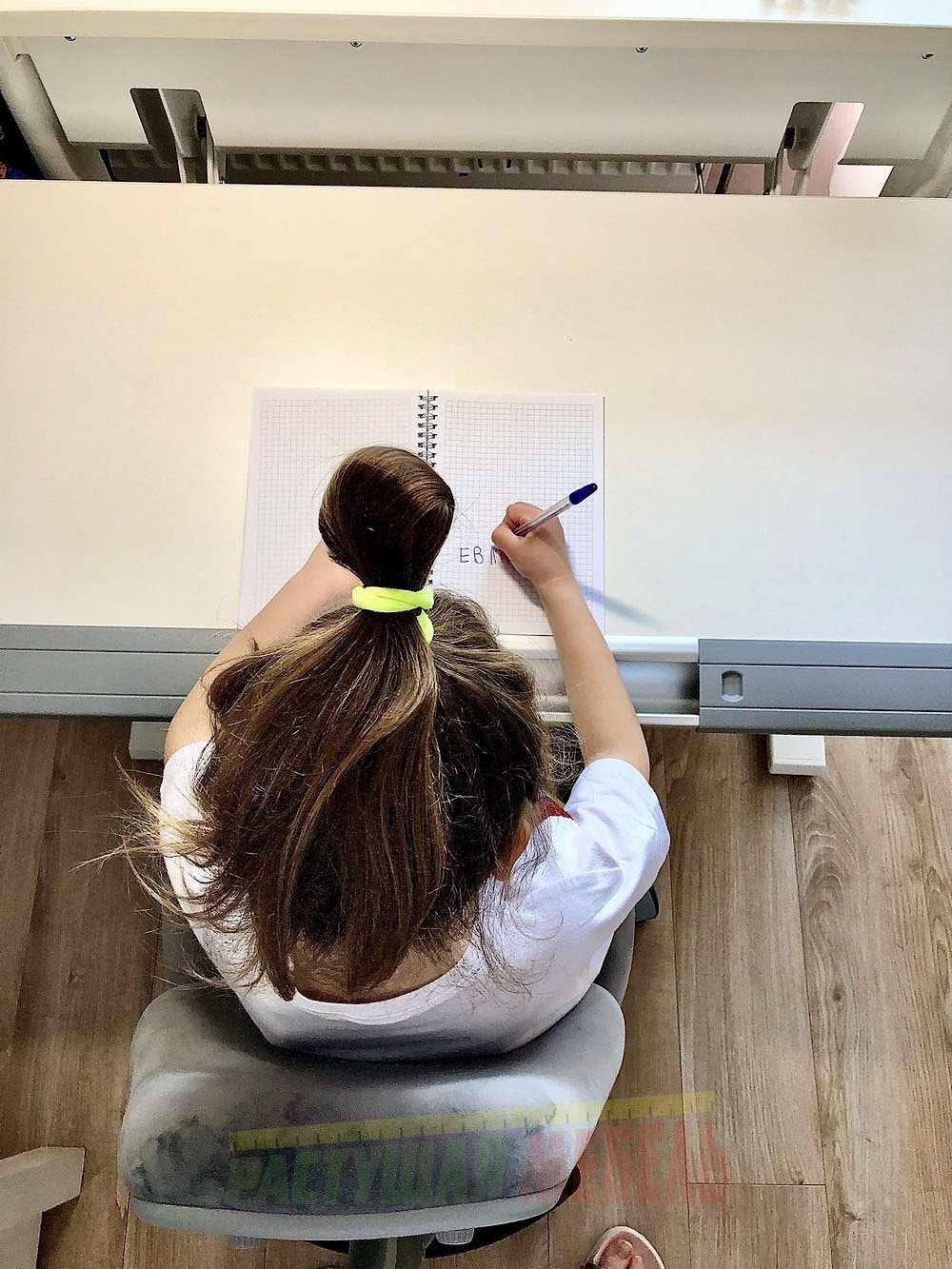 Растущая парта COMF-PRO M7 BIANCO и регулируемым стулом СOMF-PRO Match