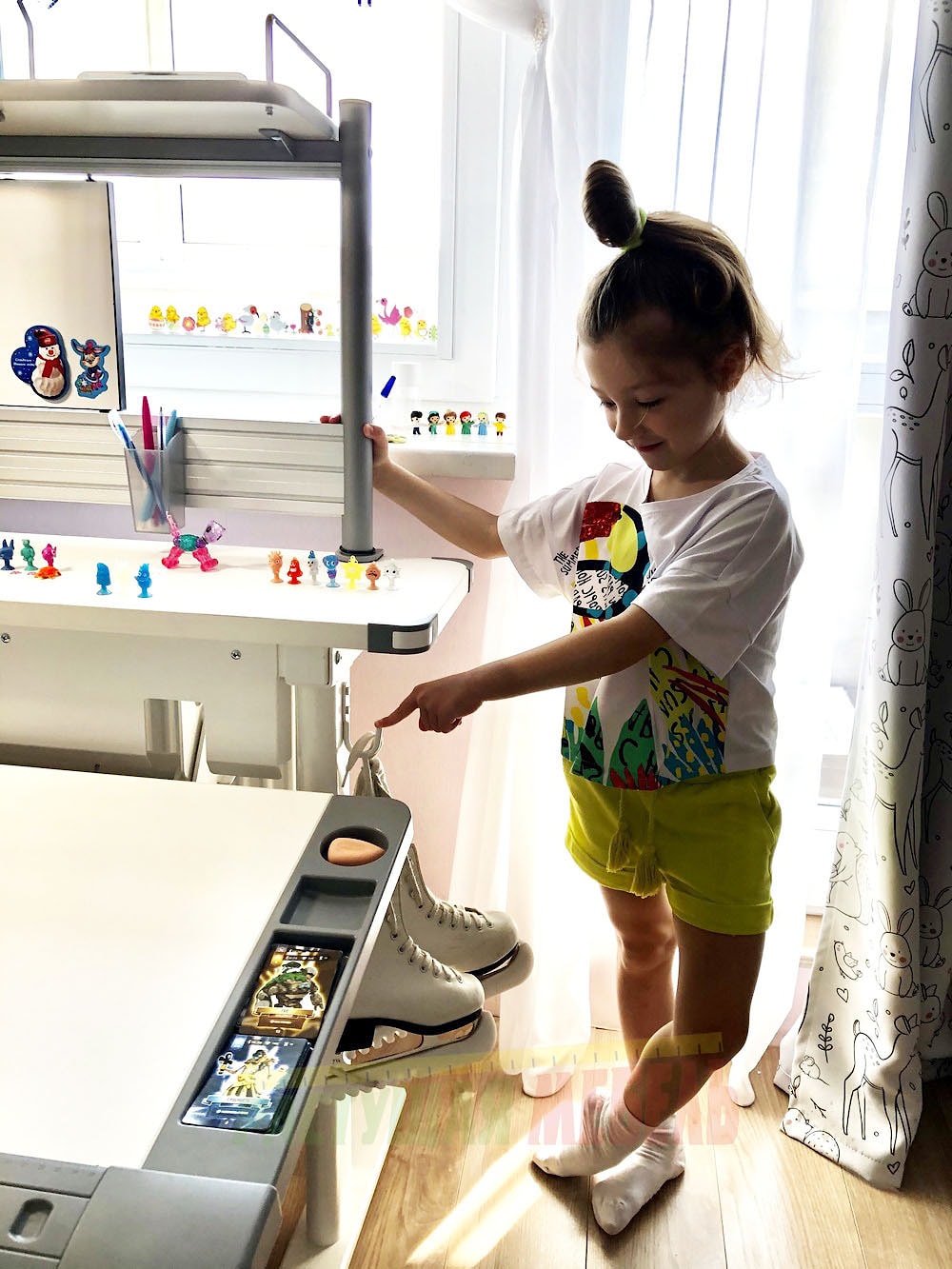 Растущая парта COMF-PRO M7 BIANCO с полкой-приставкой COMF-PRO Smart-S-Shelf 