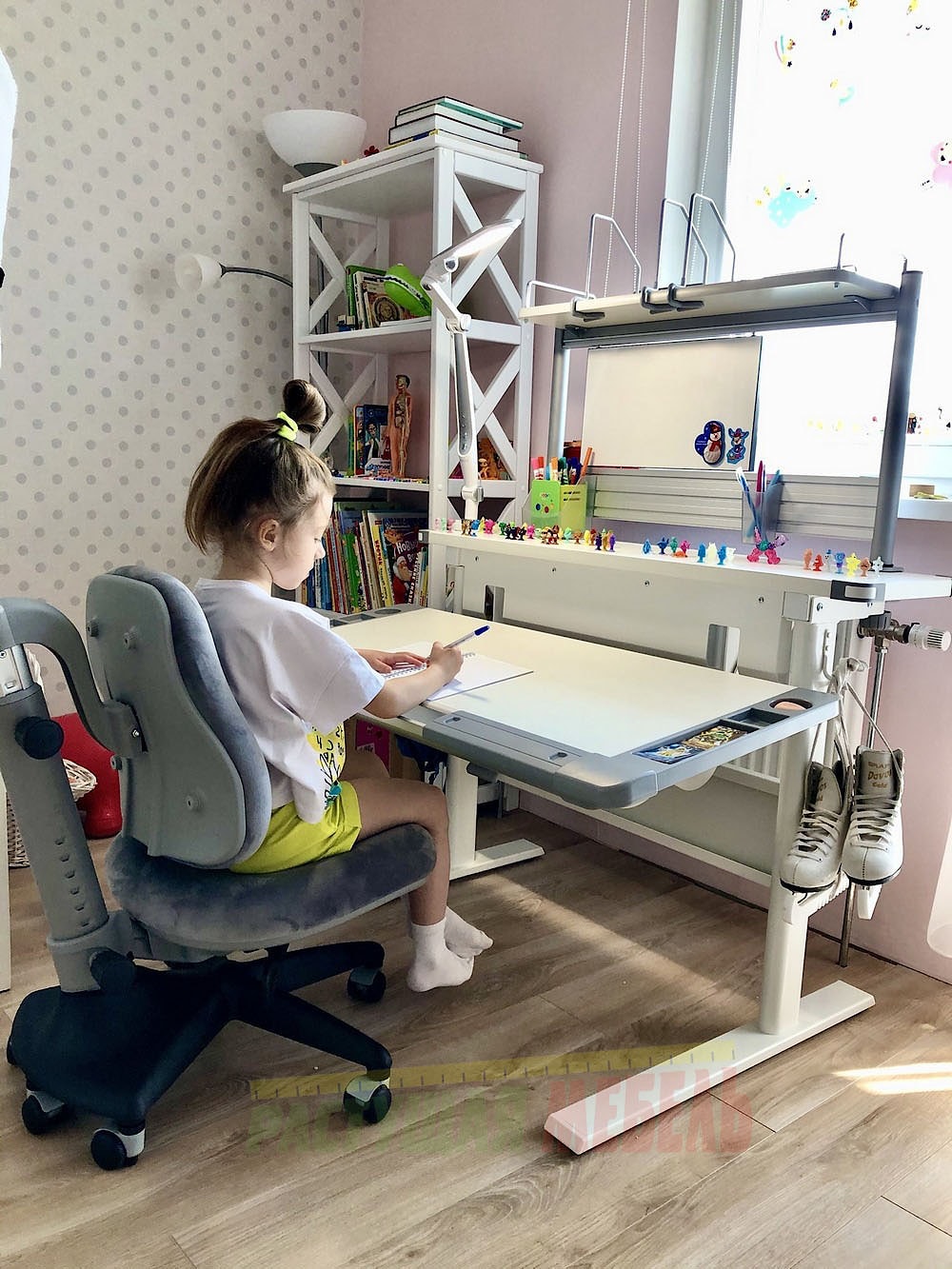 Растущая парта COMF-PRO M7 BIANCO и регулируемым стулом СOMF-PRO Match