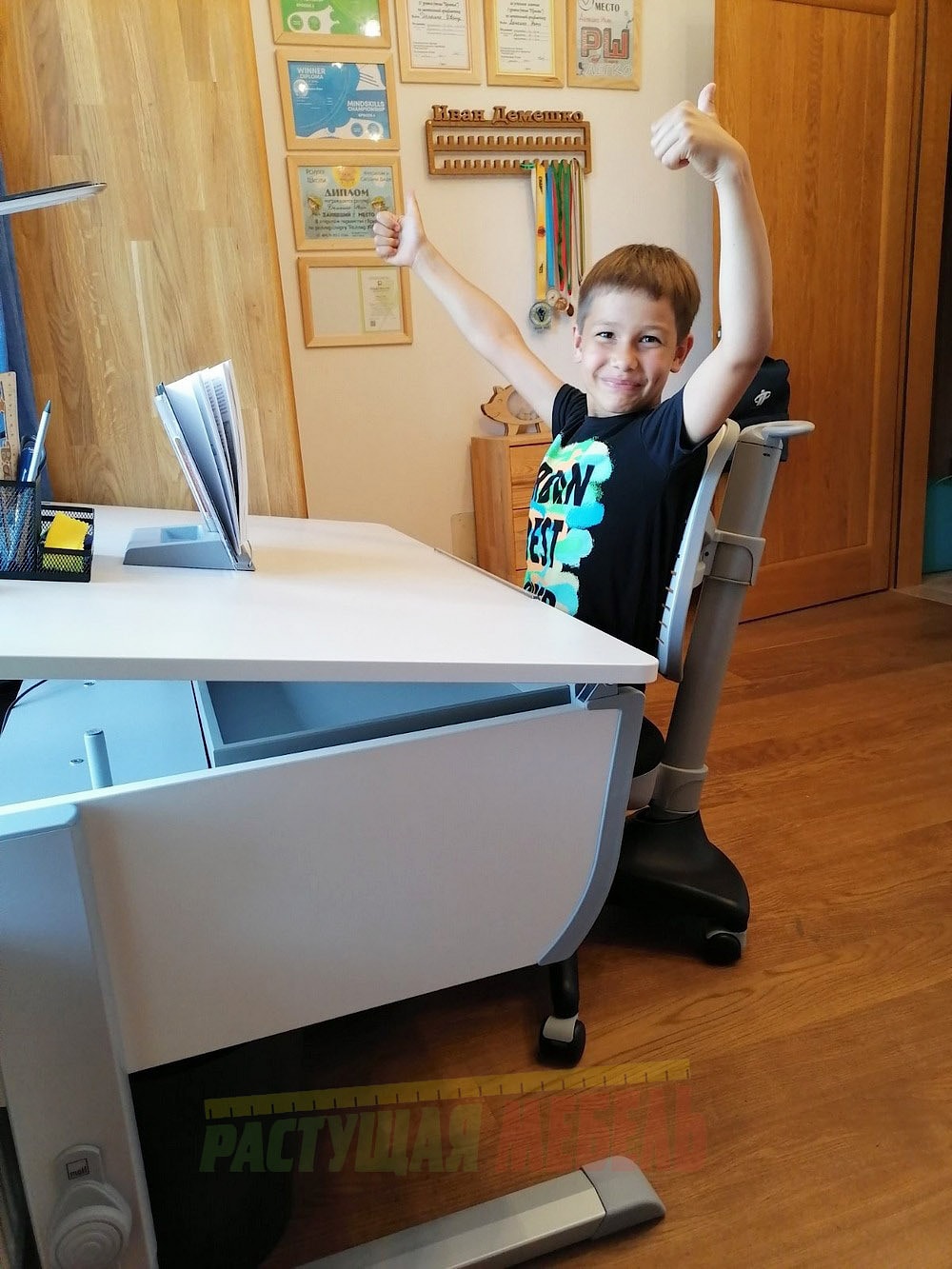 Растущие парта moll Joker и стул COMF-PRO Conan