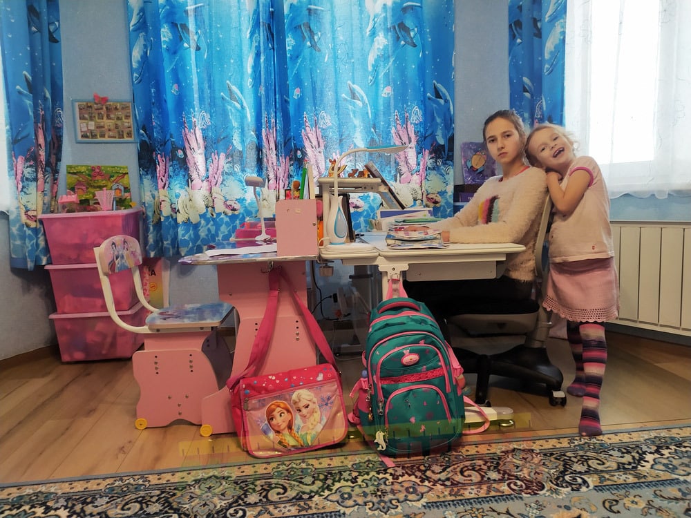  Растущие парта RIFFORMA Comfort-100 cполкой для планшета, стул COMF-PRO Conan, защитное напольное покрытие Comfguard