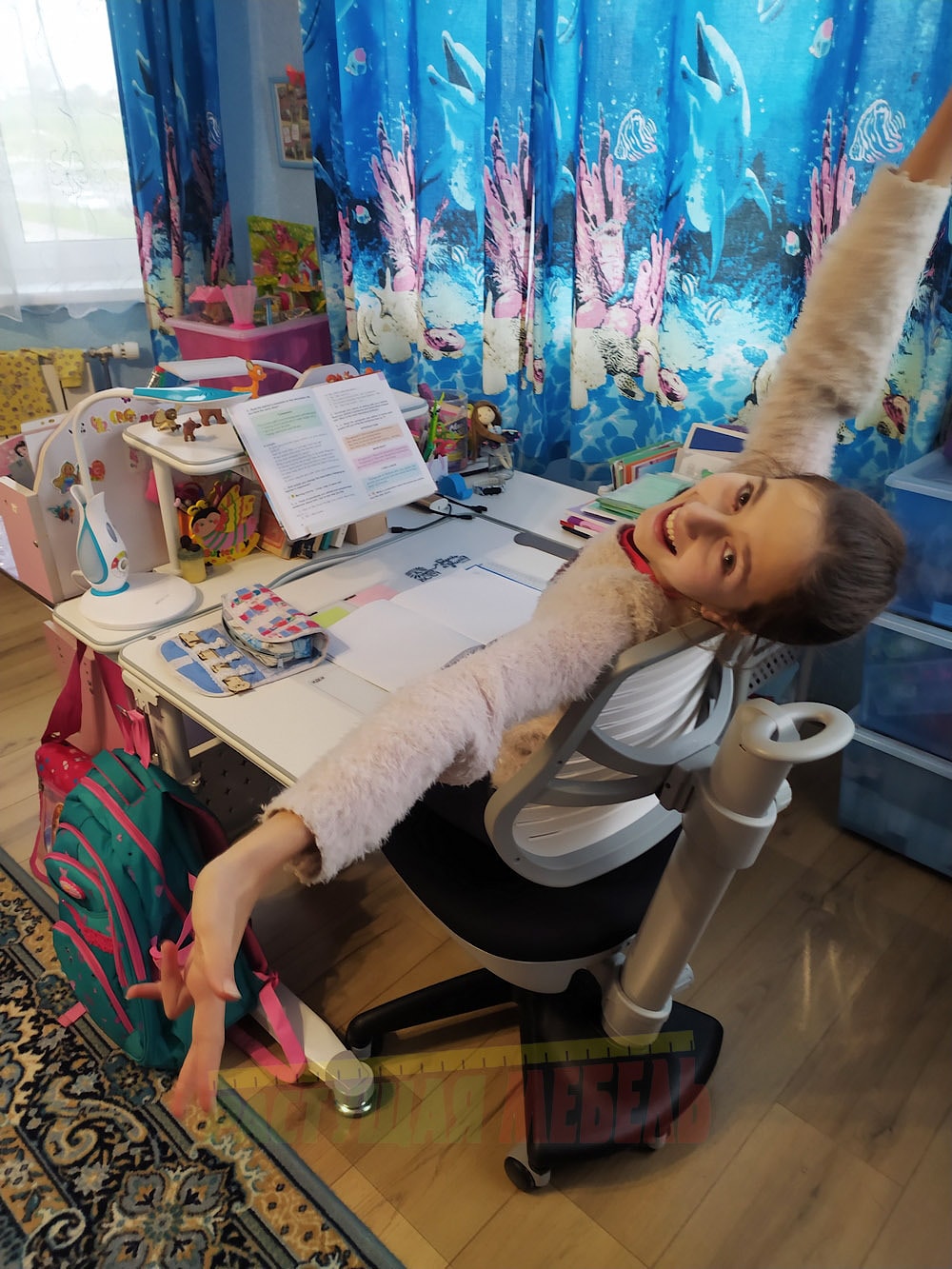 Растущие парта RIFFORMA Comfort-100 cполкой для планшета, стул COMF-PRO Conan, защитное напольное покрытие Comfguard