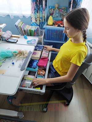 Растущие парта RIFFORMA Comfort-100 cполкой для планшета, стул COMF-PRO Conan