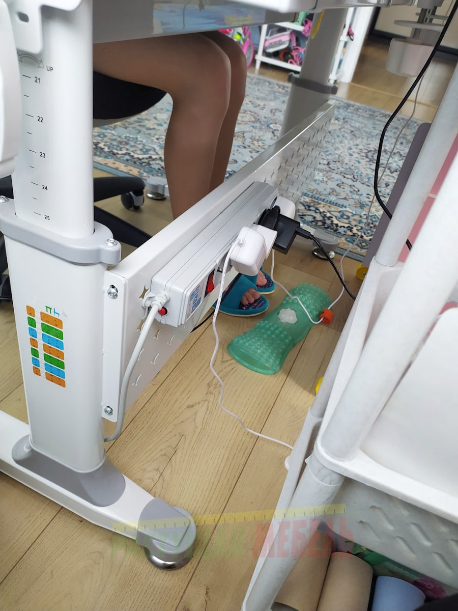 Растущие парта RIFFORMA Comfort-100 cполкой для планшета, стул COMF-PRO Conan