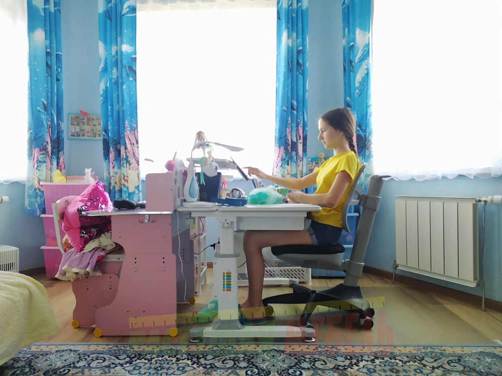 Растущие парта RIFFORMA Comfort-100 cполкой для планшета, стул COMF-PRO Conan, защитное напольное покрытие Comfguard