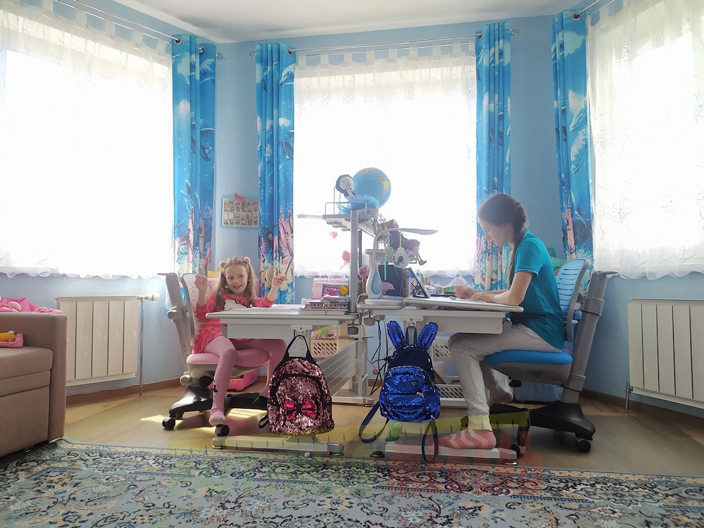  Растущая парта Rifforma Comfort-100 c полкой COMF-PRO Smart-S-Shelf и эргономичным стулом Conan, напольное покрытие Comfguard