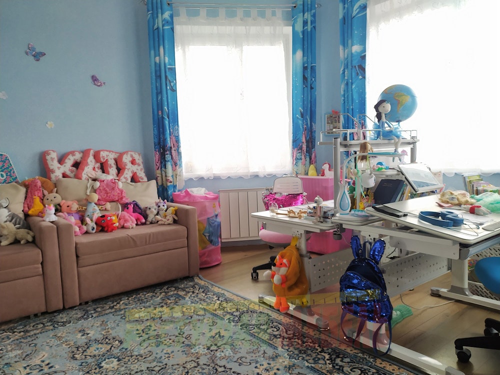  Растущая парта Rifforma Comfort-100 c полкой COMF-PRO Smart-S-Shelf и эргономичным стулом Conan, напольное покрытие Comfguard