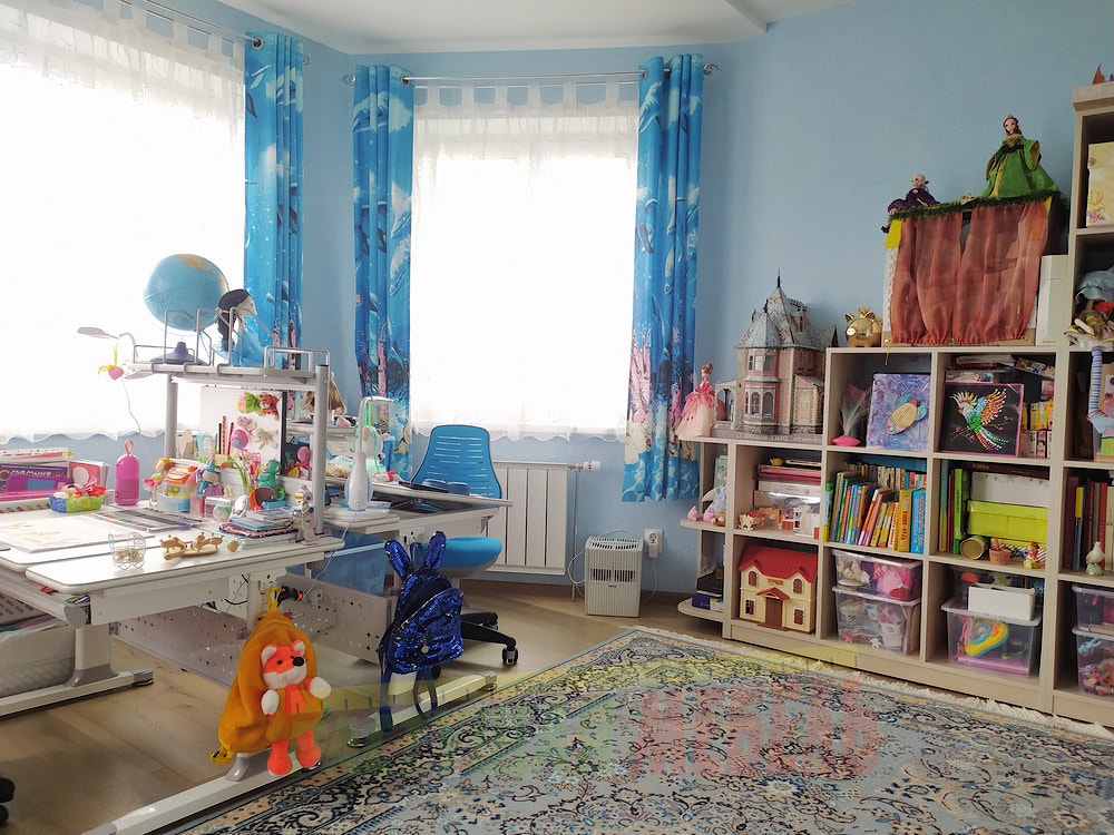   Растущая парта Rifforma Comfort-100 c полкой COMF-PRO Smart-S-Shelf и эргономичным стулом Conan, напольное покрытие Comfguard