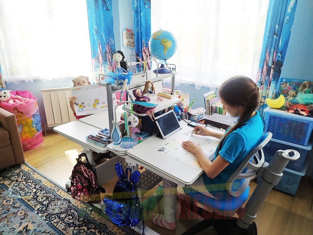   Растущая парта Rifforma Comfort-100 c полкой COMF-PRO Smart-S-Shelf и эргономичным стулом Conan, напольное покрытие Comfguard